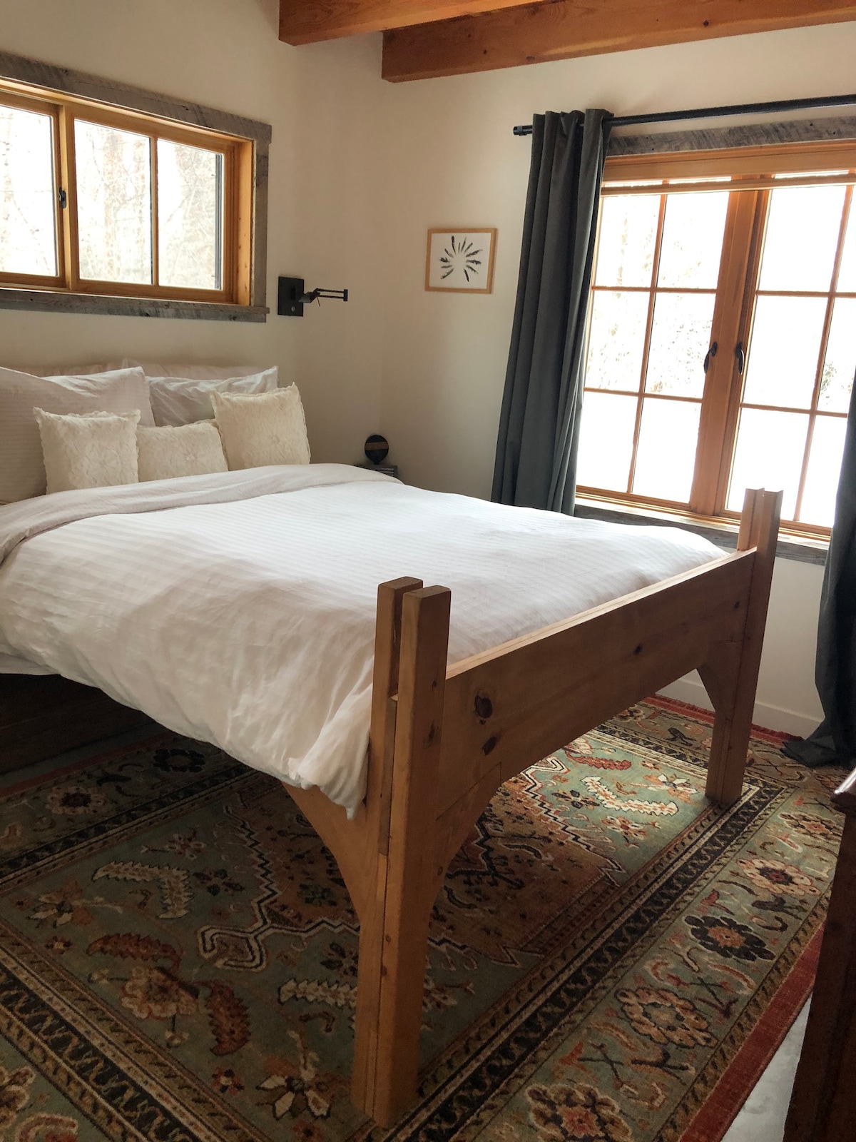 ห้องนอนชั้นล่างของเรามีเตียงที่กำหนดเองที่นอนออร์แกนิกพร้อมท็อปเปอร์ออร์แกนิกเพื่อความสะดวกสบายเป็นพิเศษผ้าปูที่นอนคุณภาพสูงและไฟอ่านหนังสือข้างเตียง