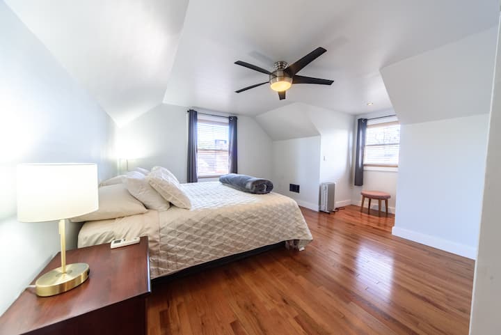 楼上主套房配备加大双人床；配备恒温器的遥控风扇和多个其他功能