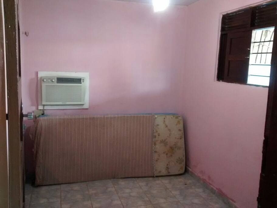 QUARTO 2 COM CAMA BOX DE SOLTEIRO E DOIS COLCHÕES DE CHÃO