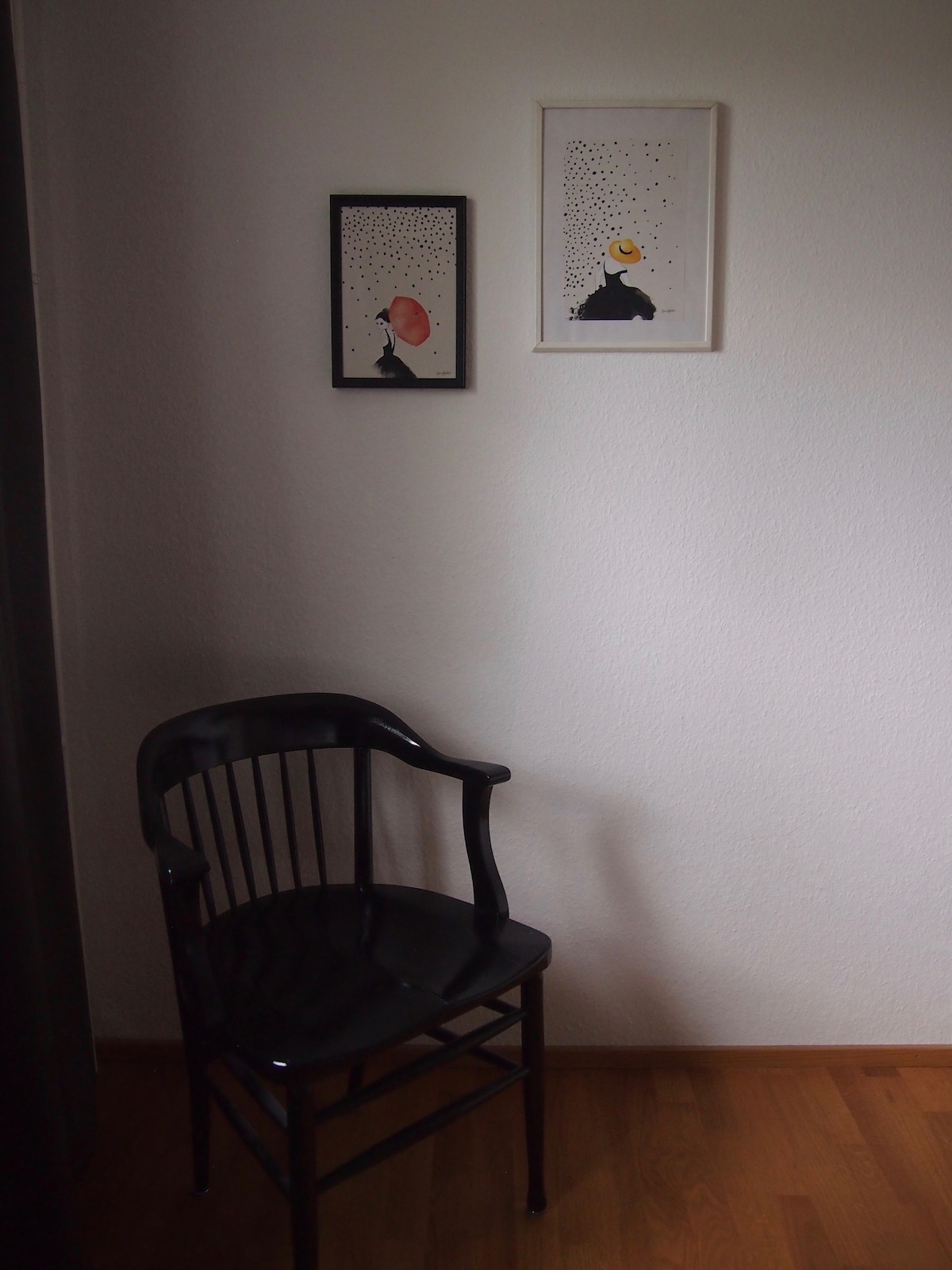 كرسي ملابس في غرفة النوم