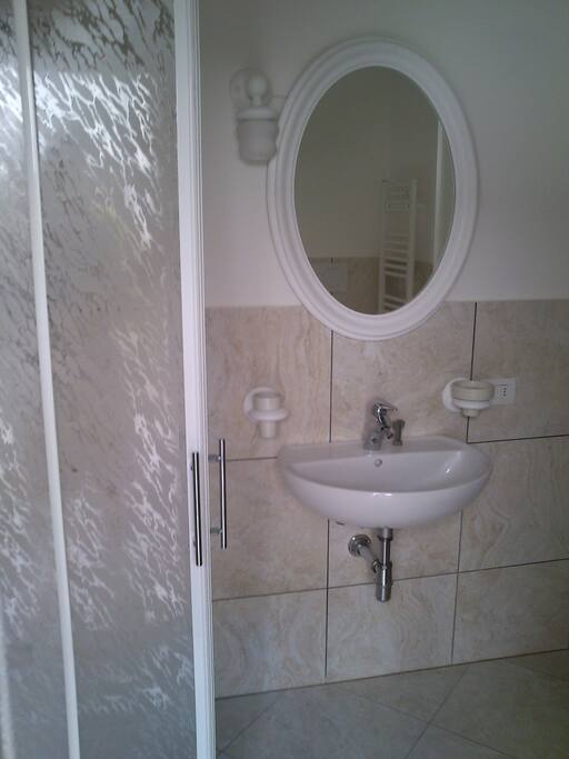 Bagno con doccia