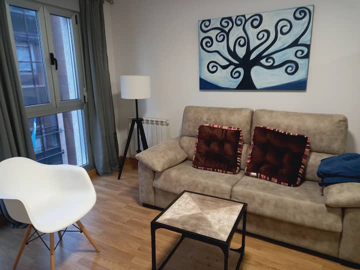 Bonito rincón con un sofá cama de matrimonio de135 muy cómodo, y con espacio para poder estar habierto.