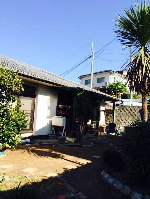 広い庭とテラスがあります。