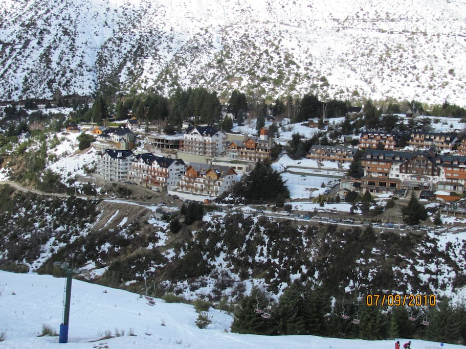 Vista desde el Cerro Catedral (pistas de ski) hacia la Villa Cerro Catedral y edificio Club del Cerro