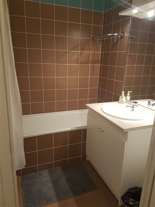 Salle de bain avec baignoire. Toilettes séparées.