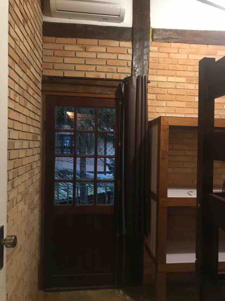 Спална соба со балкон/куки на спрат за лежалка.