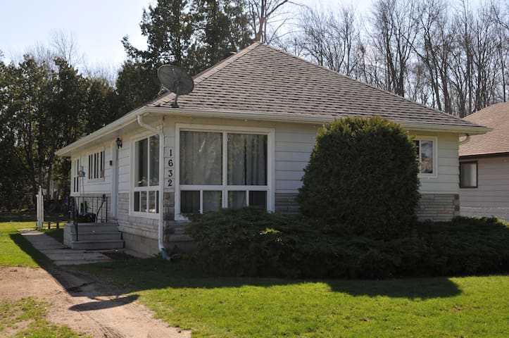 3BR Lovely Cottage Steps to the Simcoe Lake