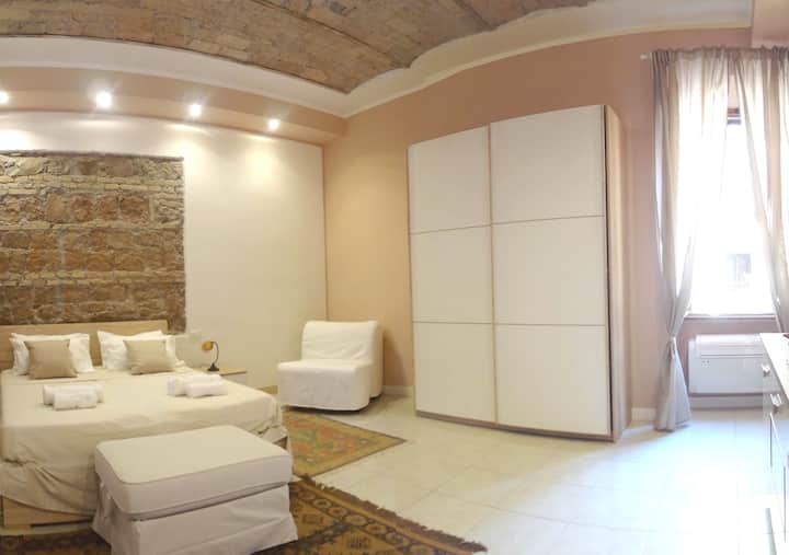 Elegant 70m² Apt By Colosseum - Wifi, A/c, Netflix - Rome
