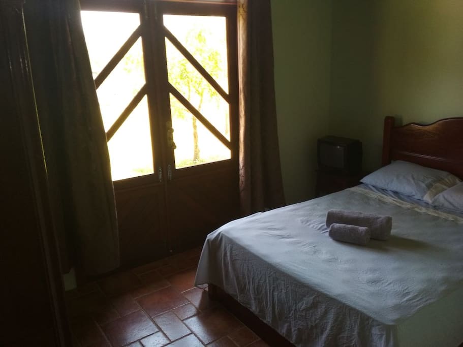 Quarto com cama de casal.