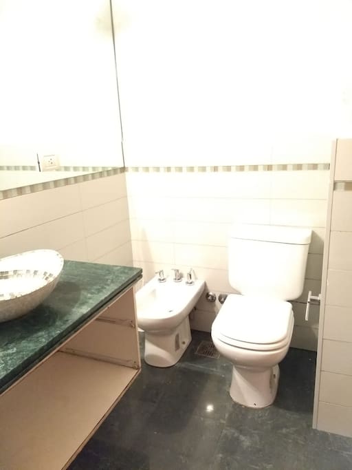 Lujoso baño con excelentes terminaciones. Agua caliente por caldera