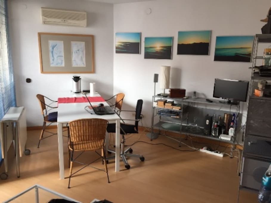 Sala de estar, comedor y espacio de trabajo