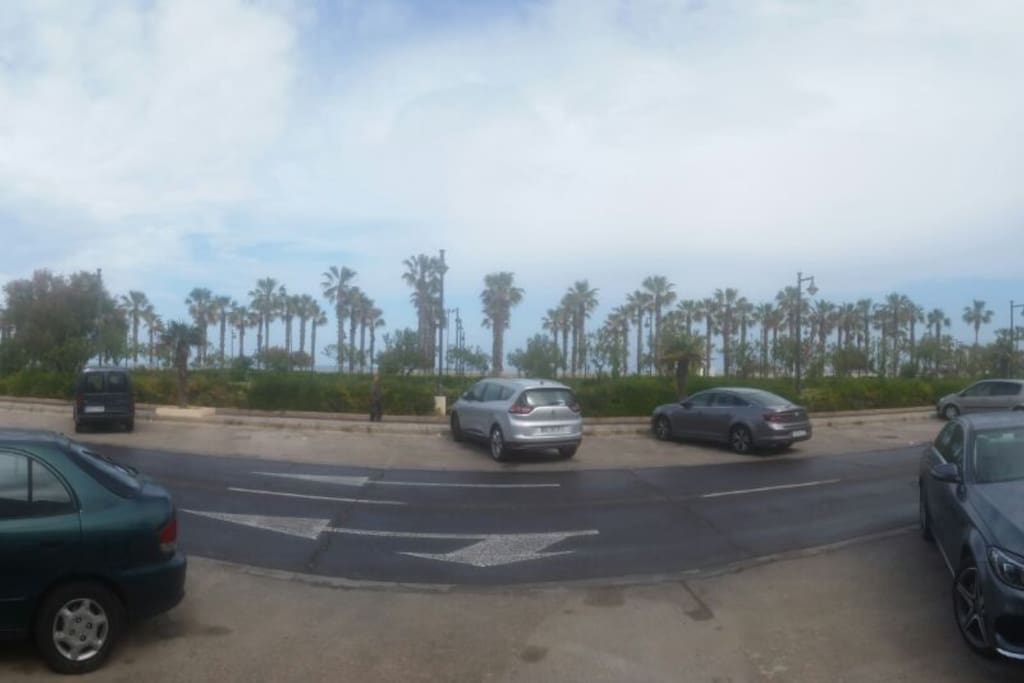 panorámica desde la puerta del domicilio / vista del paseo de la playa