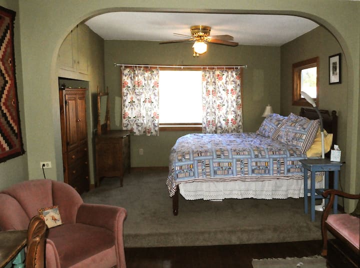 Chumba cha kulala cha wageni kilicho na chumba cha kukaa.