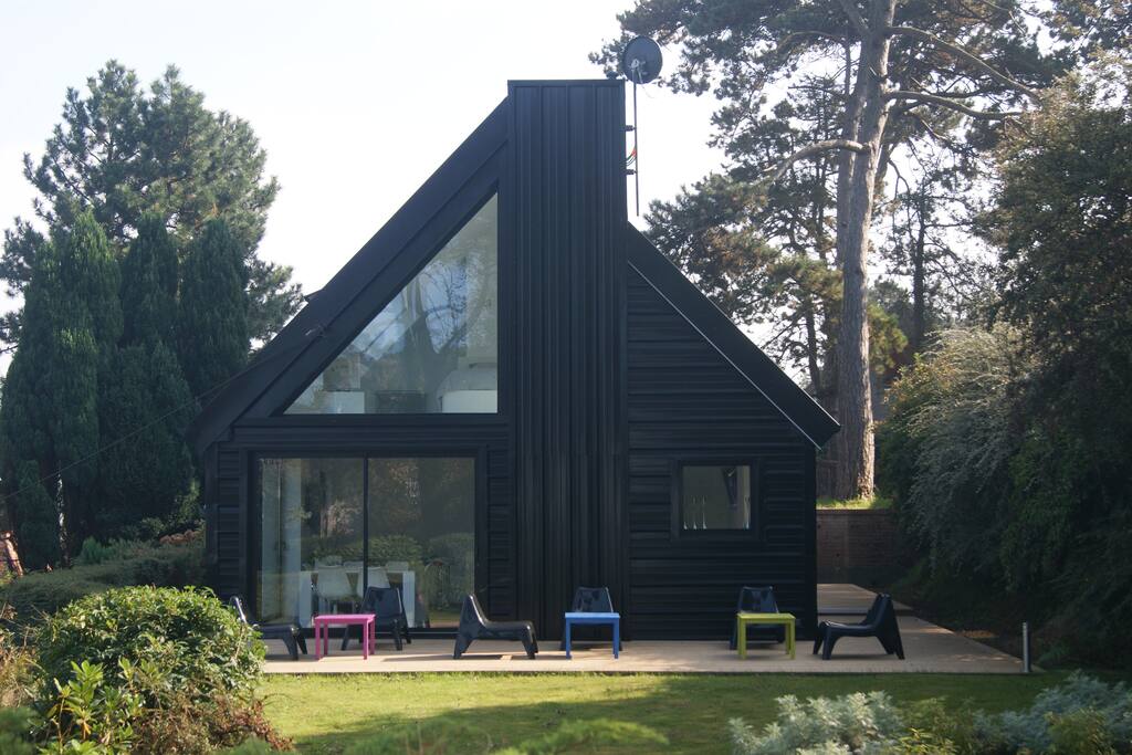 La façade Ouest du Carré Quartz. La chambre Titane est située en haut à gauche, ouverte sur la mer à travers la baie triangle.