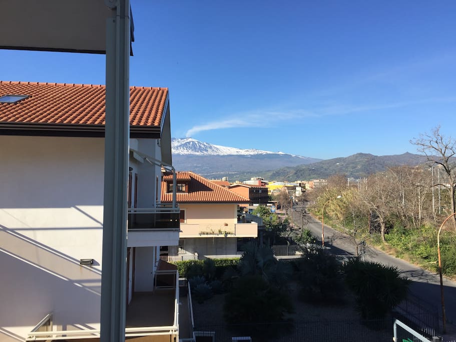 Vista dell'Etna dal balcone della stanza da letto principale.