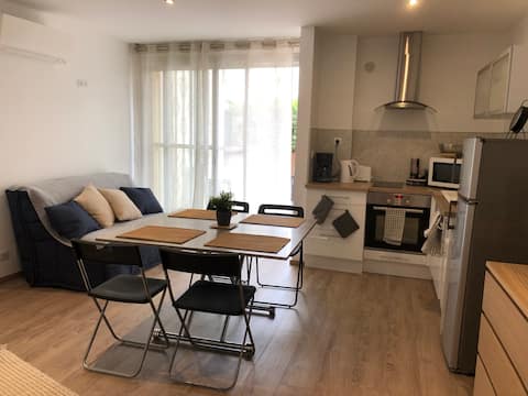 Top performing Airbnb: Renovated studio, garden level, close to the beach. in La Grande Motte