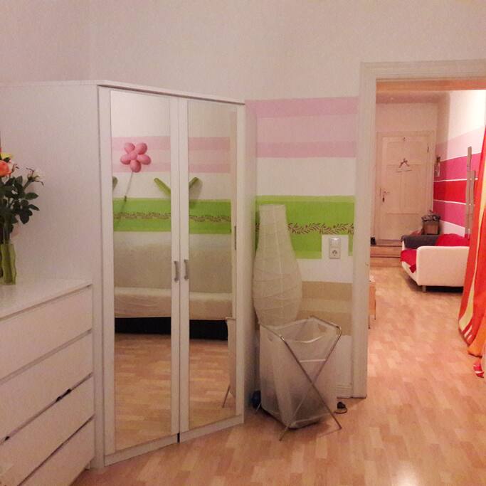Schlafzimmer mit Blick in den Flur. Ein sehr geräumiger Kleiderschrank + Kommode stehen euch zur Verfügung.