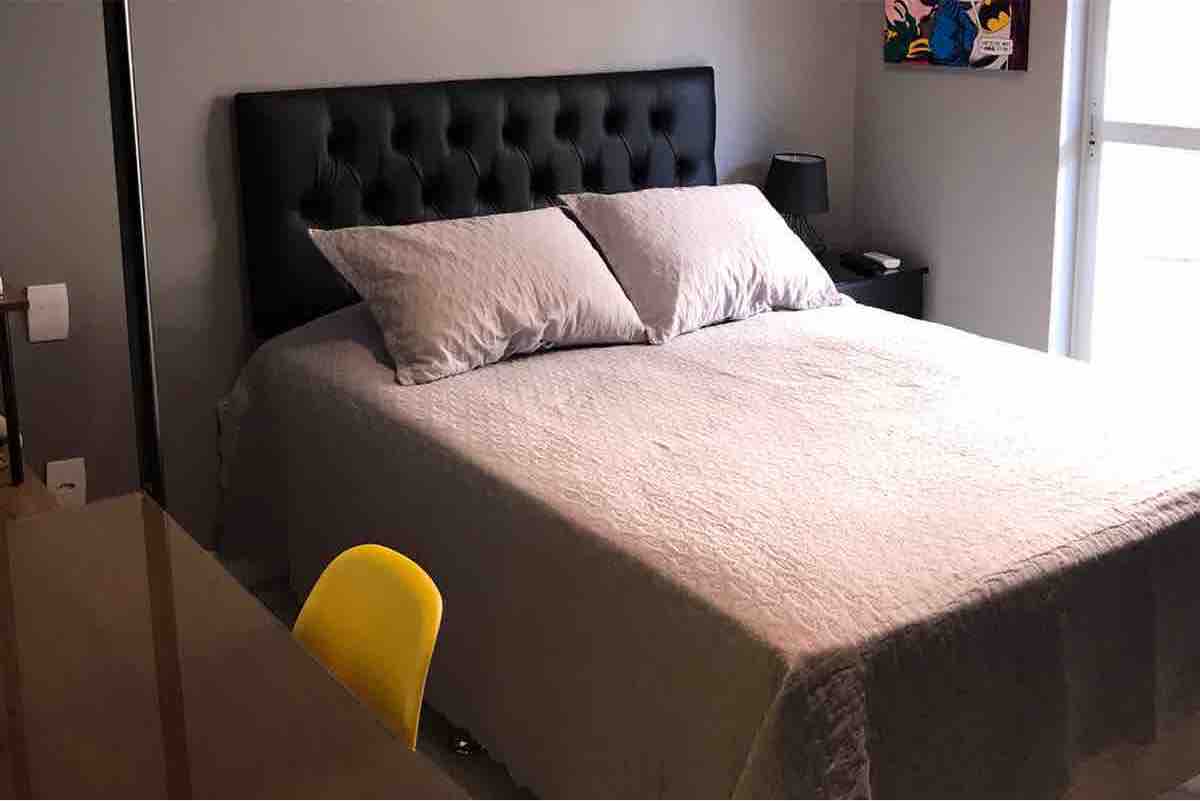 Spálňa 2 s TV, písacím stolom a otvorenou skriňou