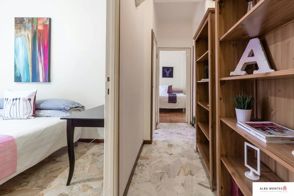 Corridoio a sinistra 1 camera da letto, davanti seconda camera da letto + divano totale sei posti letto
