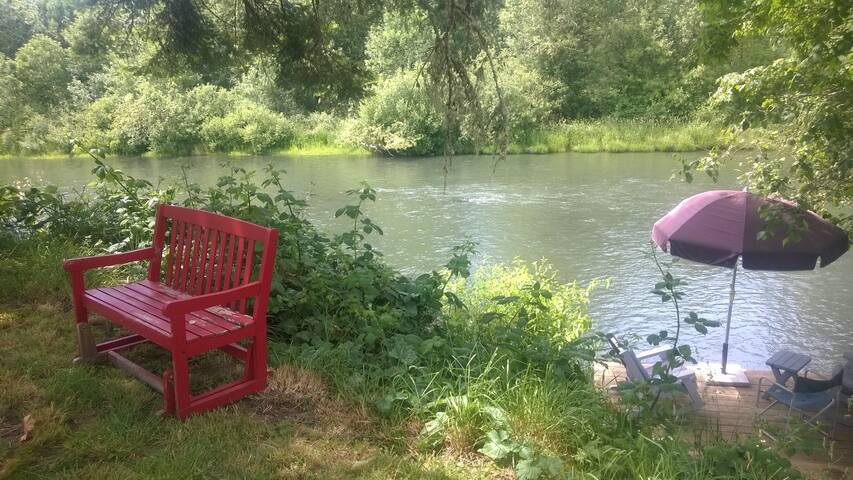 Bedroom, Secluded Country Setting: Eugene 15 mins