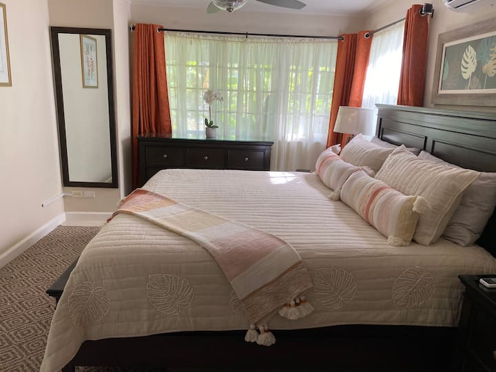 Dormitorio principal con cama tamaño king