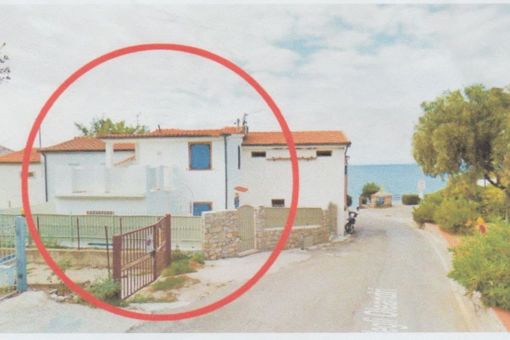 casetta azzura 20 metri dalmare