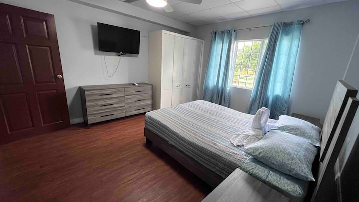 Спална соба 3 со сопствена бања и 42 инчен телевизор - долу