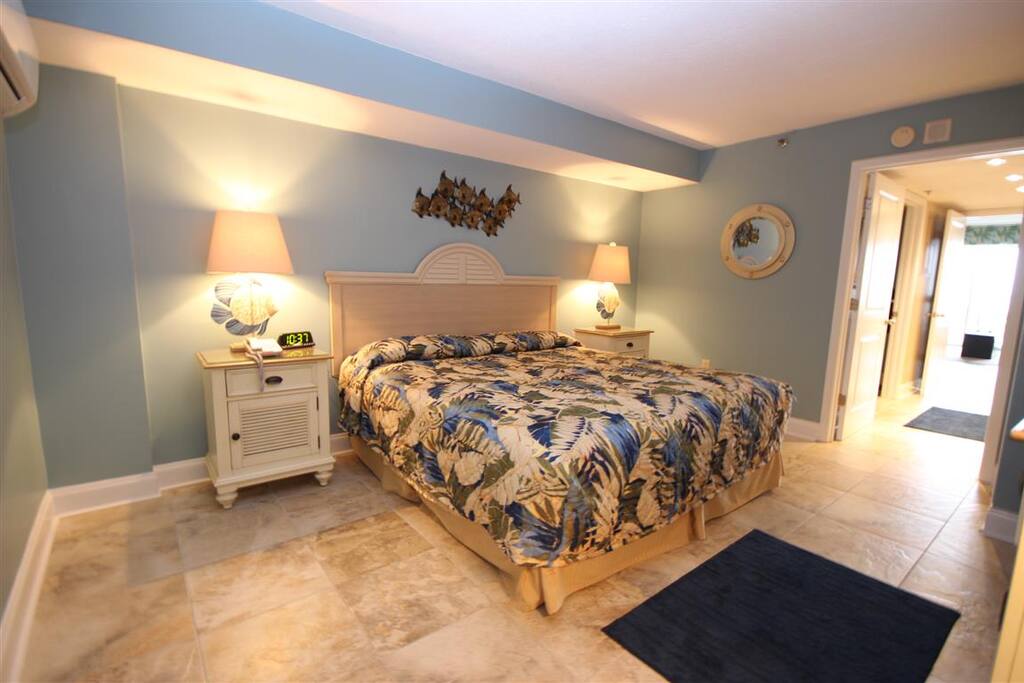 Bedroom w/King Bed