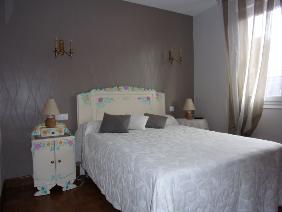 La chambre du rée de chaussé équipée d'un lit double