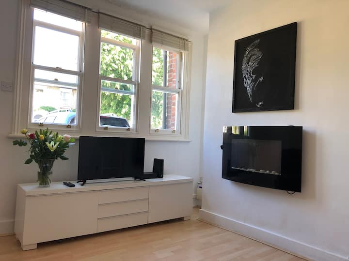 Self Contained 1 Bedroom Garden Flat With Parking - Loughborough University London
