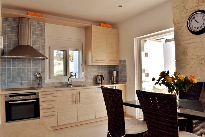 Quiet villa for 6, private pool, garden, 3 bedroom gallery image 4