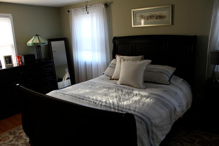 Hlavná spálňa. Manželská posteľ, šatníková skriňa a kúpeľňa.