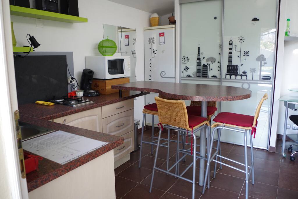 Cuisine équipée, micro onde, réfrigérateur, table bar.