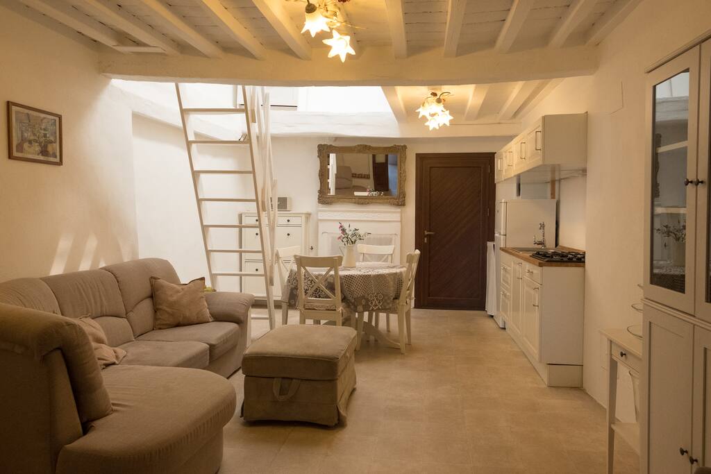 Livingroom/Kitchen - Wohnzimmer/Küche - Soggiorno/Cucina