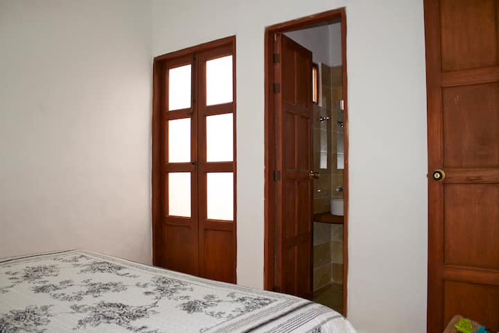 次要房间，卫生间入口，通往房间内部露台。