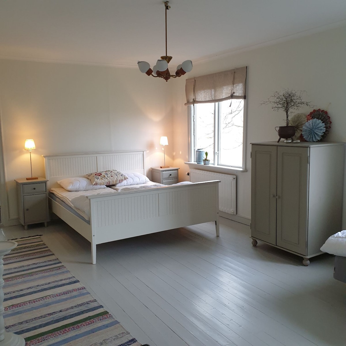 Sovrum med tre bäddar på övervåningen