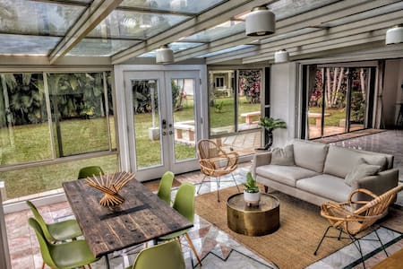 Modern Tropical Residence w Indoor/Outdoor Living