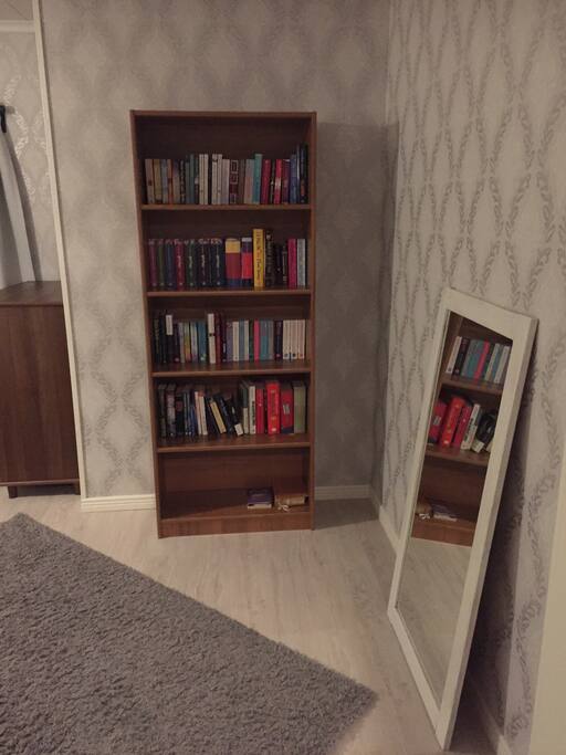 Kirjoja luettavaksi, ei lainattavaksi / Books to read, not to borrow