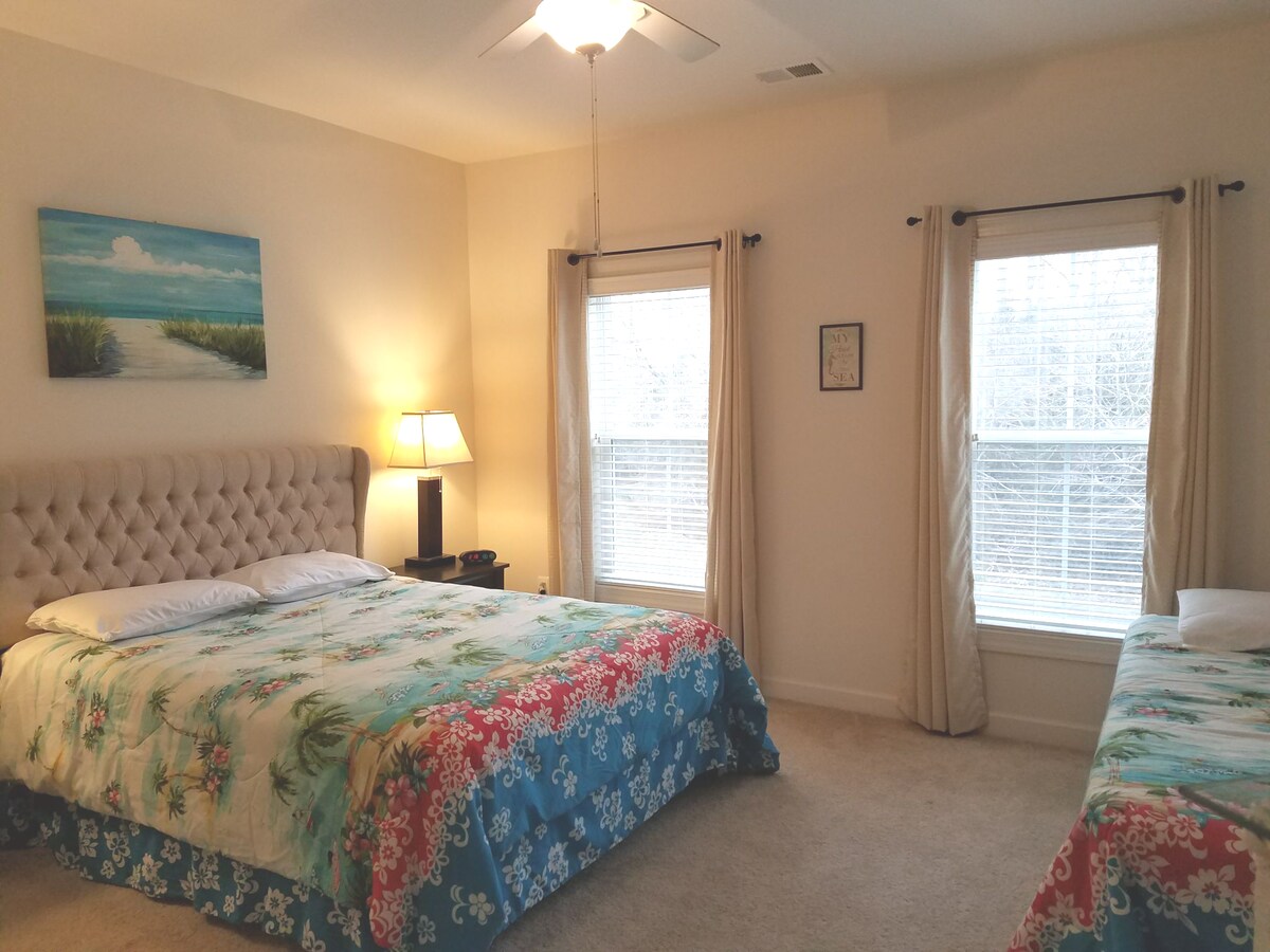 2. spavaća soba na katu/1 bračni krevet (1,6x2) i 1 bračni krevet (širine 150-179 
TV od 40's Roku uređajem