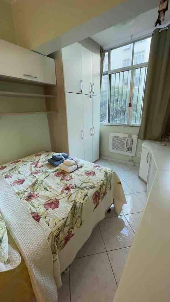 Prozor spavaće sobe, bračni krevet (160x200) s pravilno dezinficiranom zaštitom za madrac, posteljina, ručnici, jastuci  sa štitnicima, deke, ormarići, glačalo, daska za glačanje, srednji ventilator i klima-uređaj . 