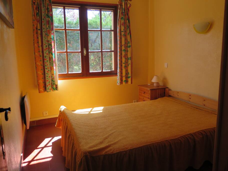 chambre jaune lumineuse et chaleureuse