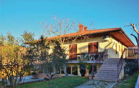 Beautiful home in Izola with WiFi and 2 Bedrooms
