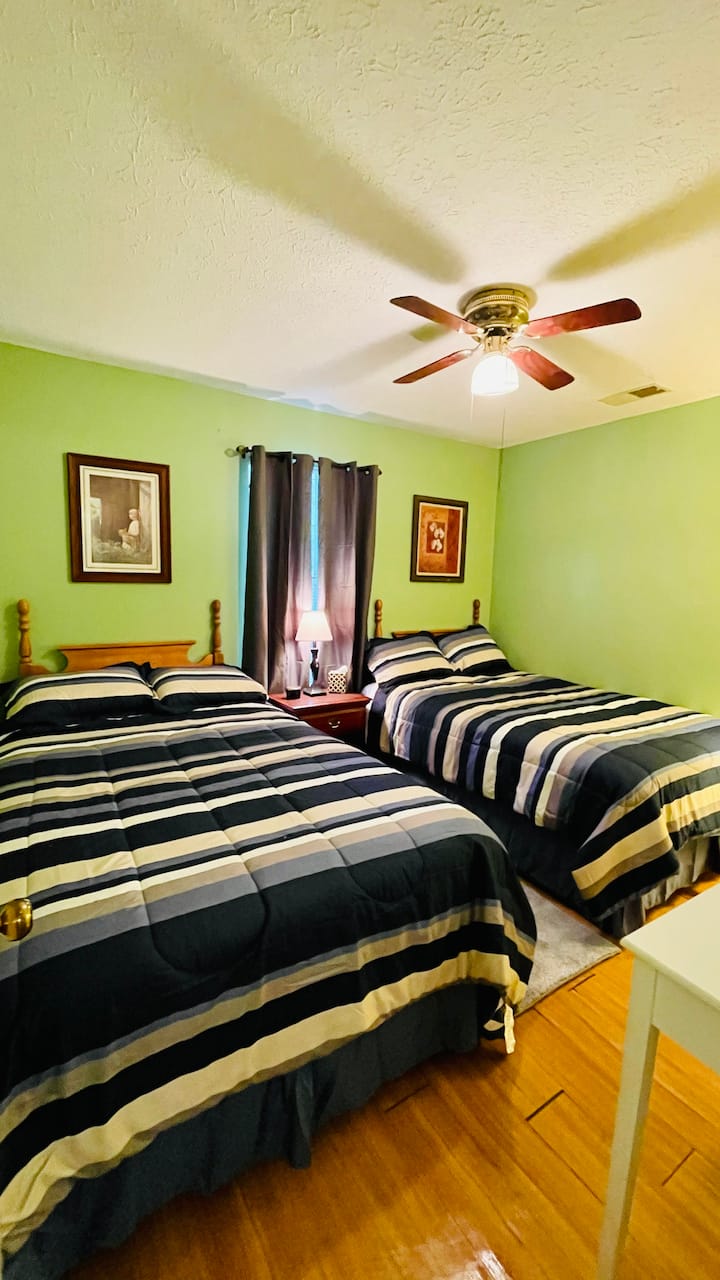 החדר הזה בקומה הראשונה, יש בו 2 מיטות XL מלאות עם ארון. 