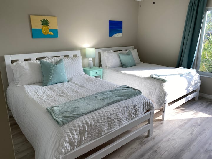 客房有两张双人床。 