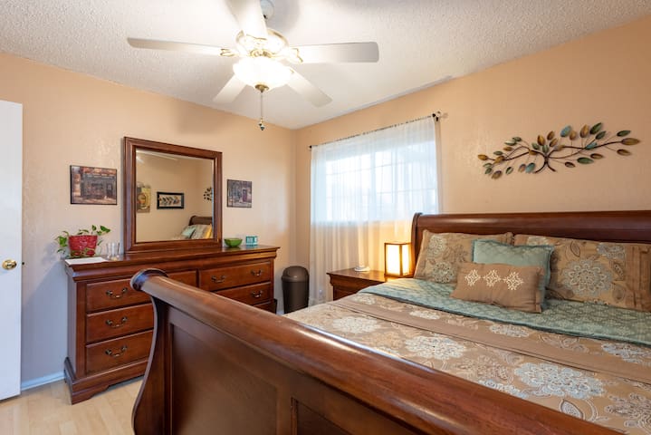 Lovely queen bedroom in NW Austin
