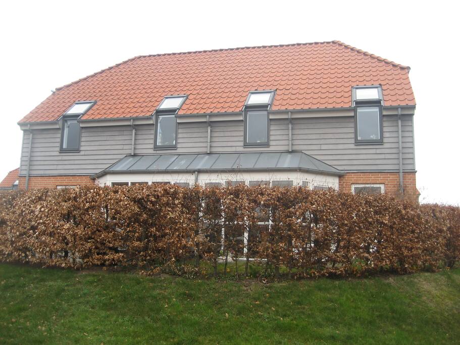 Vi bor til højre
Our house is the left side