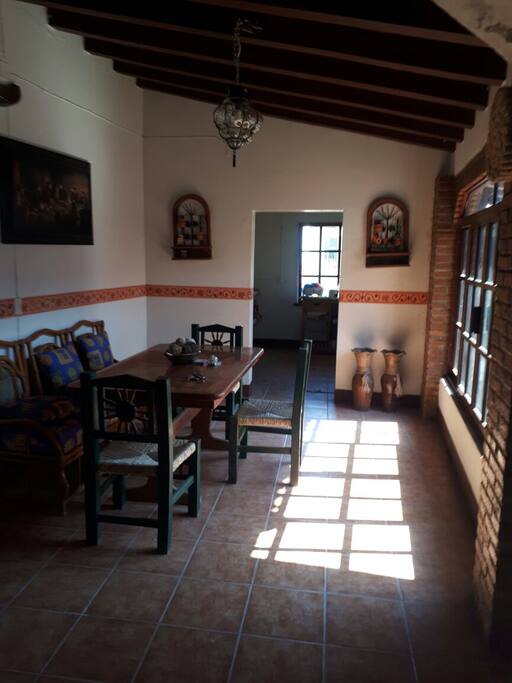 Comedor y al fondo la cocina.