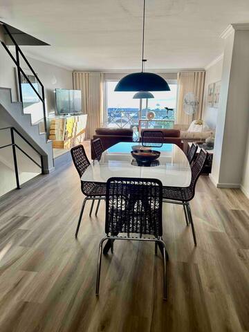 Stylish Waterfront Views ! gallery image 2