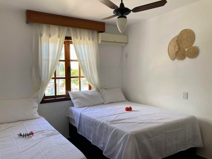 Habitación 2.  Tiene una cama doble y una cama individual con auxiliar. 