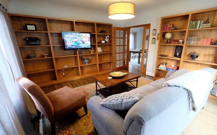 סלון/טלוויזיה בקומה התחתונה עם ספה נפתחת בגודל קווין סייז, יכולים לשמש כחדר שינה נפרד לשני אורחים נוספים